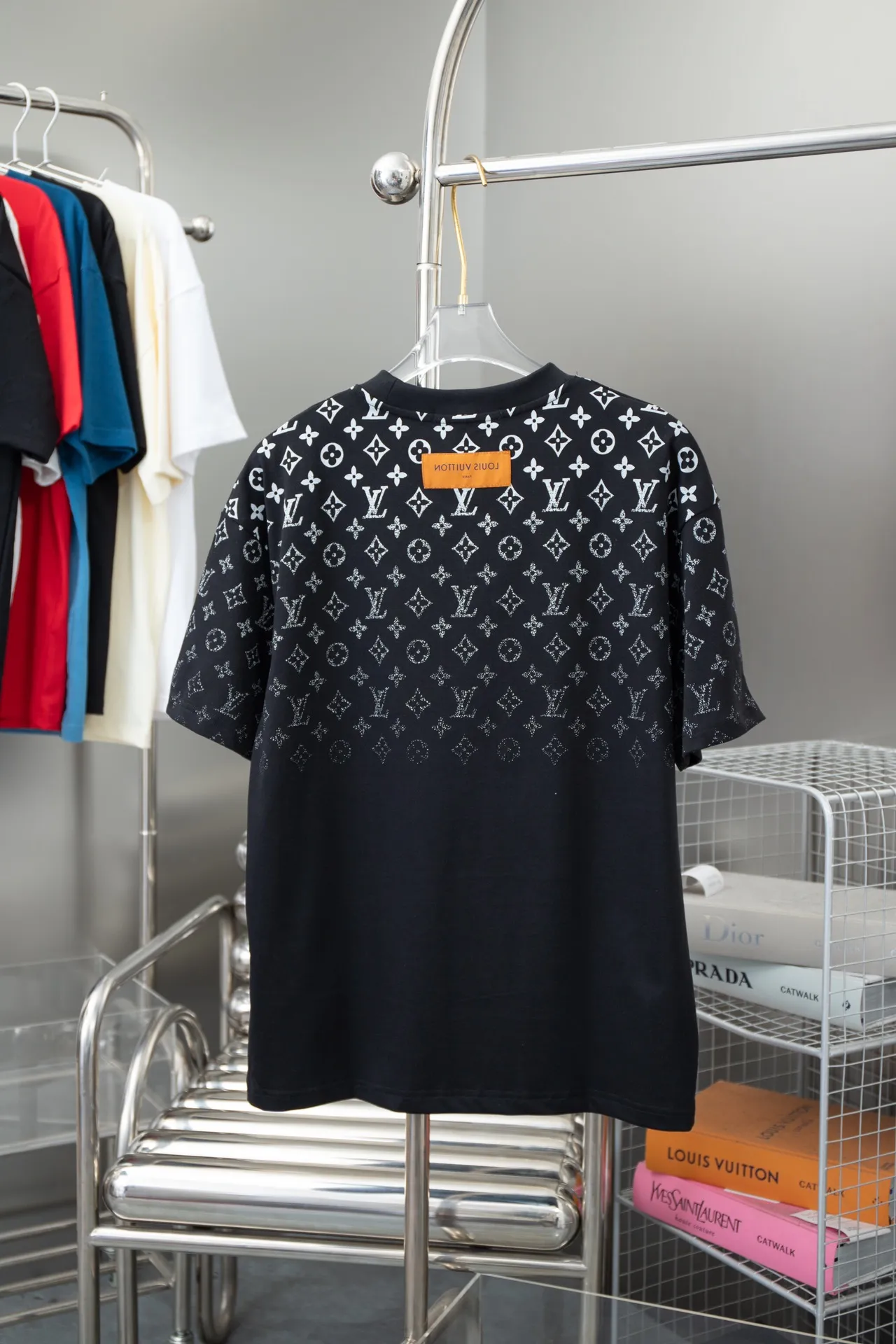🅿️180 High-quality Lv 2025 early spring new model, MONOGRAM presbyopic gradient short-sleeved T-shirt, using digital printing technology to render pixel light and shadow for the Monogram gradient pattern, and its silk-screen texture and knitting effect complement each other. Synchronized with the official website, pure cotton fabrics at the counter! Comfortable against the skin, durable and easy to wear, meticulous original craftsmanship, custom-made 260g vat-dyed fabric, very comfortable to the touch, latest brick cabinet synchronization, OS off-shoulder version, fashionable and individual, super versatile and good-looking, very suitable for both men and women, must-have style, hang tag, collar label, washed wheat, complete with three labels S M L XL